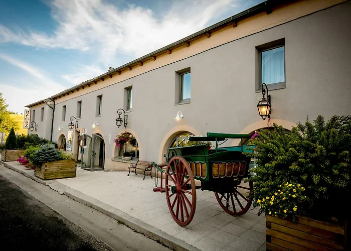 Logis Restaurant De La Poste Et La Grange Detente, Espace Bien-etre Chateauneuf-de-Randon